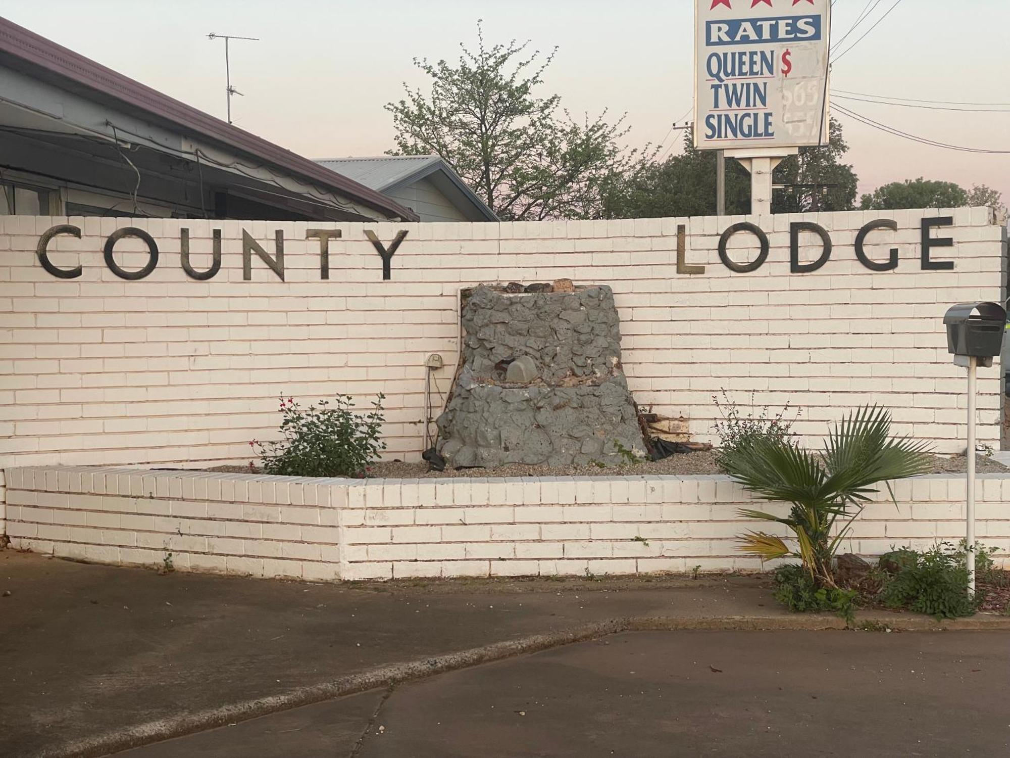 County Lodge Motor Inn Уест Уайлонг Екстериор снимка