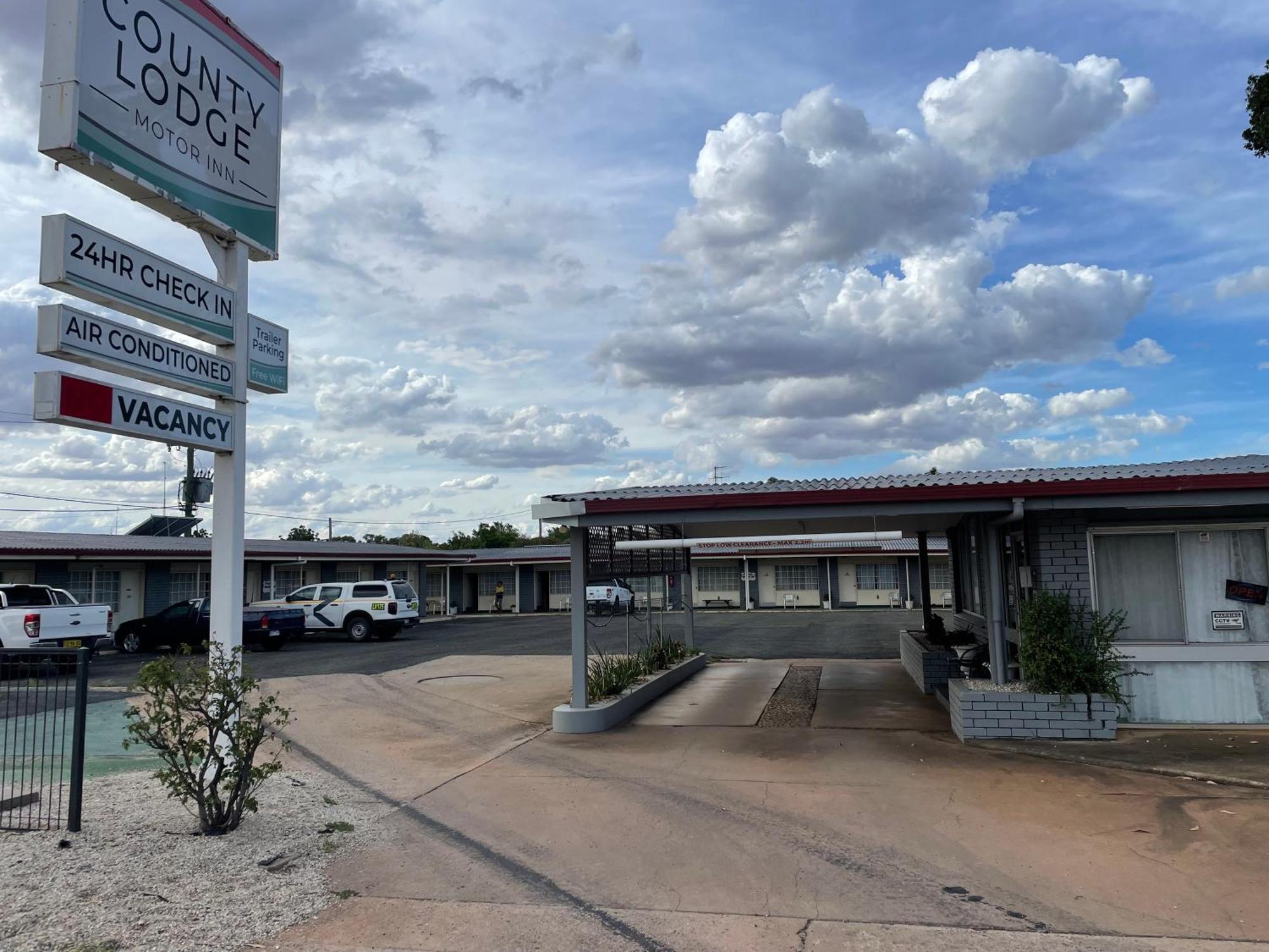 County Lodge Motor Inn Уест Уайлонг Екстериор снимка